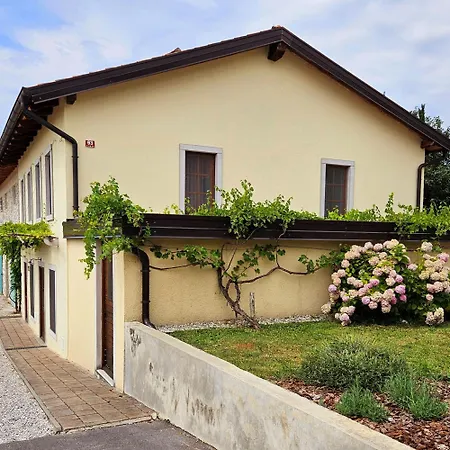 Apartma Kras * Komen